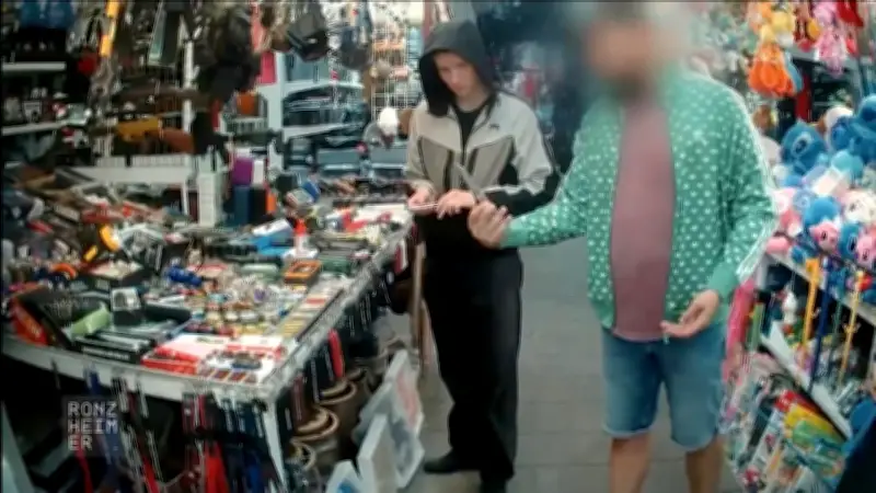 Versteckte Kamera-Enthüllung: Messerhändler gibt Jugendlichen Schmuggeltipps