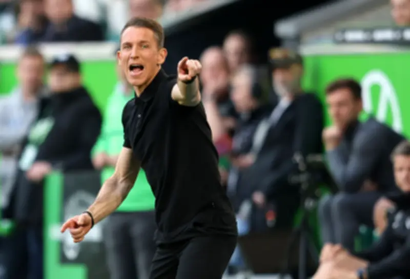 VfL Wolfsburg stürzt weiter ab: Trainer Daniel Bauer nach HSV-Niederlage vor dem Rauswurf