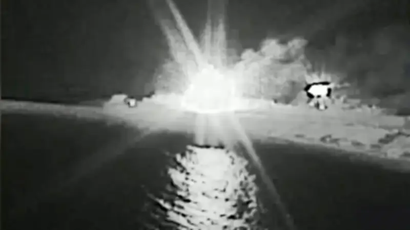 Video zeigt Explosion: USA versenken 11 iranische Schiffe im Golf von Oman