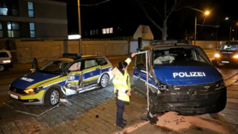 Vier Polizisten verletzt: Streifenwagen kollidieren bei Verfolgungsjagd durch Dresden
