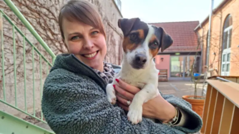 Vierbeiniger Mitarbeiter im Lychener MehrGenerationenHaus erfreut Besucher und Team