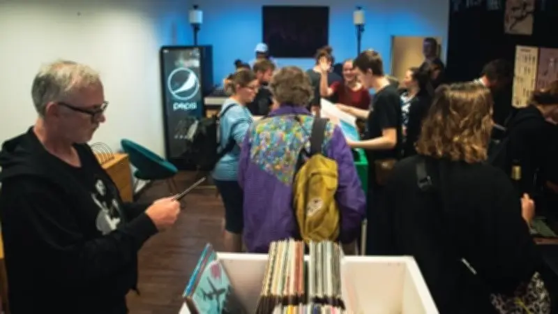 Vinyl-Revival in Neustrelitz: Pop-up-Laden wird Verein und zieht ins Kunsthaus