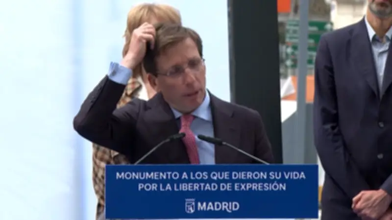 Vogel trifft Politiker: Madrids Bürgermeister erhält ungewöhnlichen Besuch während Rede