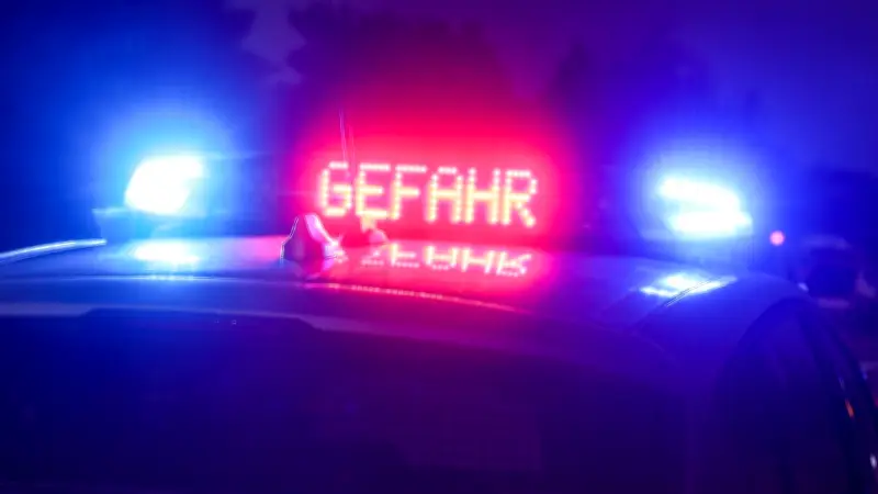 Vollsperrung der A19 bei Rostock nach spektakulärem Autobrand eines Opels