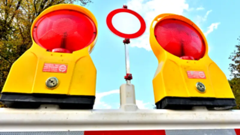 Vollsperrung in Neustrelitz: Lessingstraße bis 8. April gesperrt – Busverkehr umgeleitet