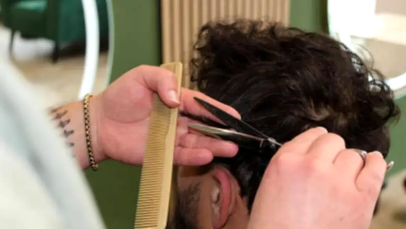 Vom Bankangestellten zum Friseur: Josef Schmidts ungewöhnliche Berufung