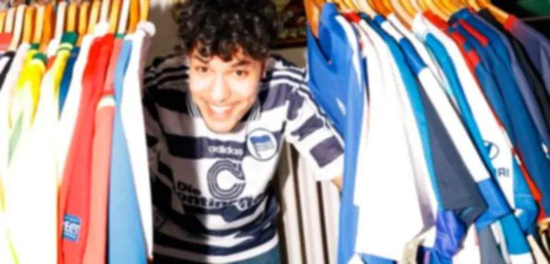 Vom Bolzplatz zum Laufsteg: Der Hype um Retro-Fußballtrikots als modische Erinnerungsstücke