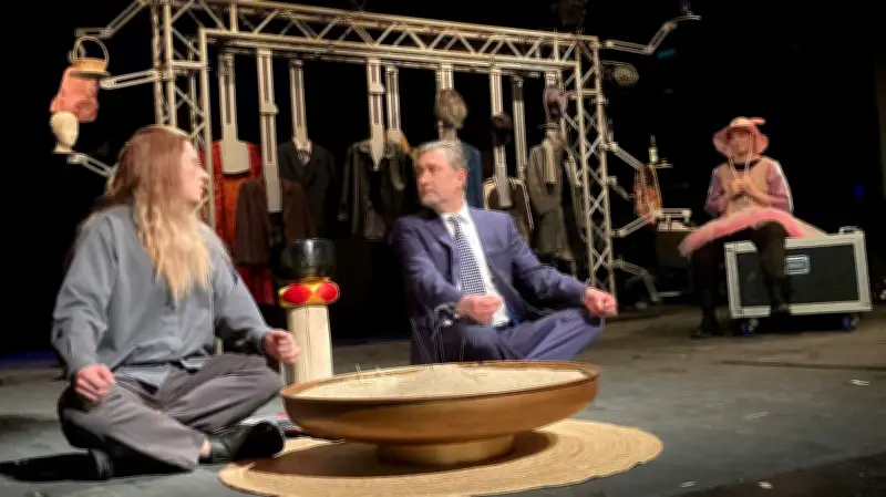 Vom gestressten Anwalt zum Mafia-Mörder mit ruhigem Gewissen: 'Achtsam morden' auf Vorpommerns Bühnen