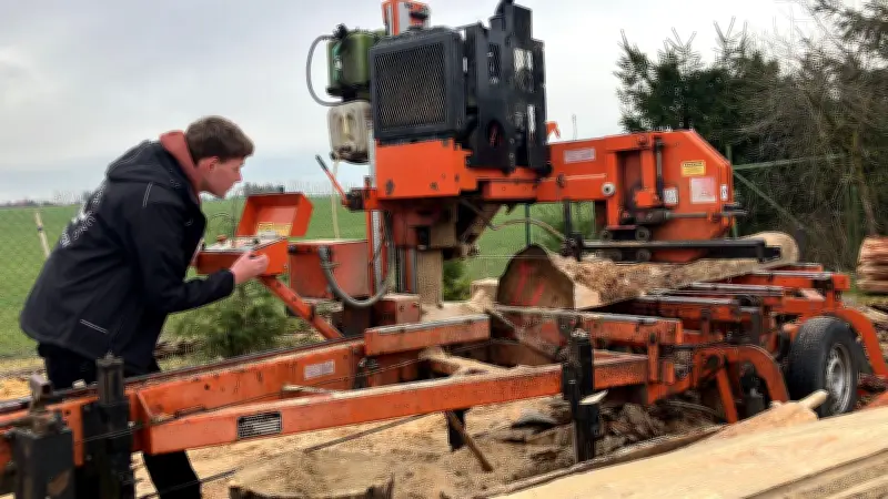 Vom Kettensägen-Geschenk zum eigenen Sägewerk: Wie ein 21-Jähriger seinen Holz-Traum verwirklicht