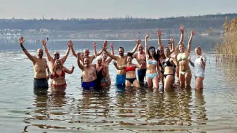 Vom Muttest zum Wochenritual: Geiseltalsee-Eisbader feiern einjähriges Jubiläum