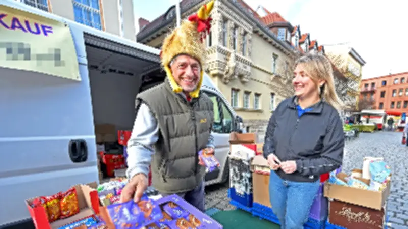 Vom Schäfer zum Markthändler: Mirko Thäsler bringt mit Hühnchenmütze gute Laune nach Aschersleben
