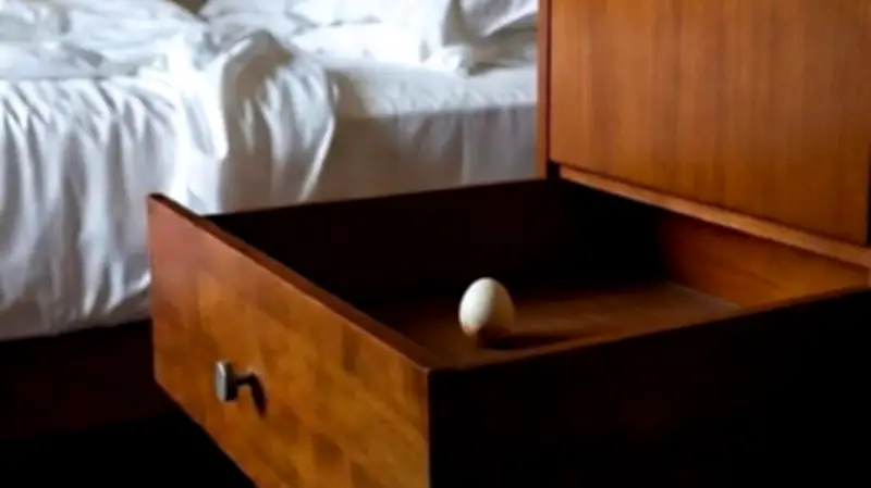 Vom Schlüpfer im Safe bis zum Kondom in der Bibel: Unfassbare Urlaubs-Hinterlassenschaften