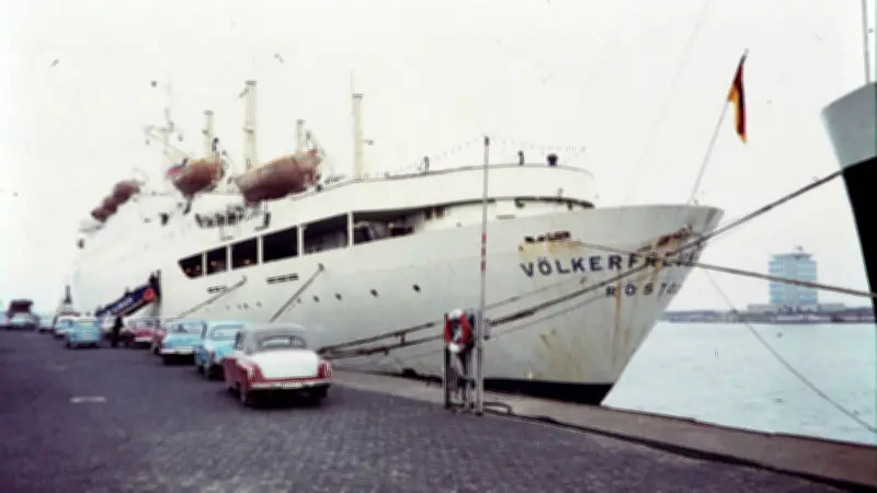 Vom schwedischen Unglücksschiff zur DDR-Ikone: Die legendäre Kreuzfahrt der 'Völkerfreundschaft'