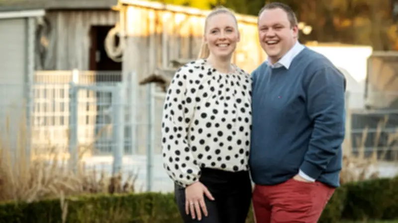 Vom Trauerfall zur Liebesgeschichte: Wie ein Bestatter am Sarg die große Liebe fand