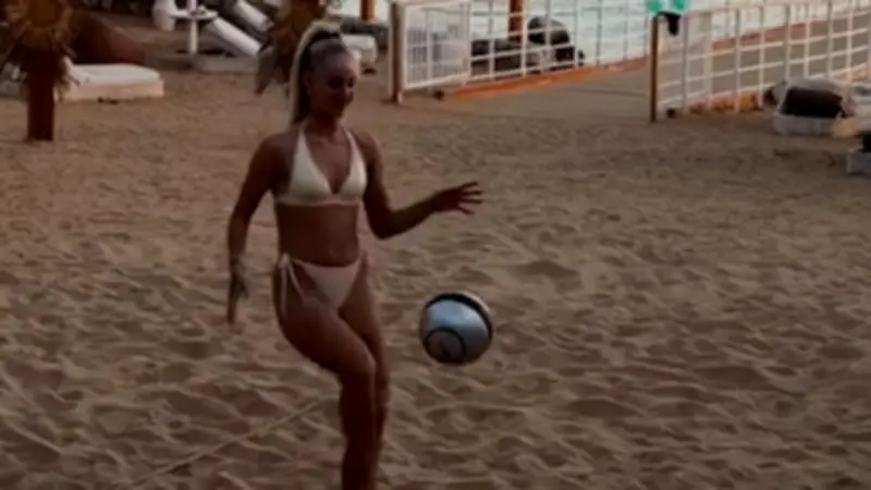 Vor Abstiegskampf: Alisha Lehmanns entspannter Strandmoment vor WSL-Kracher