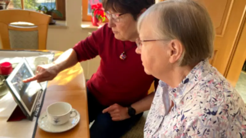 Vor-Ort-Helfer in Mecklenburg-Vorpommern erklären das E-Paper per Hausbesuch