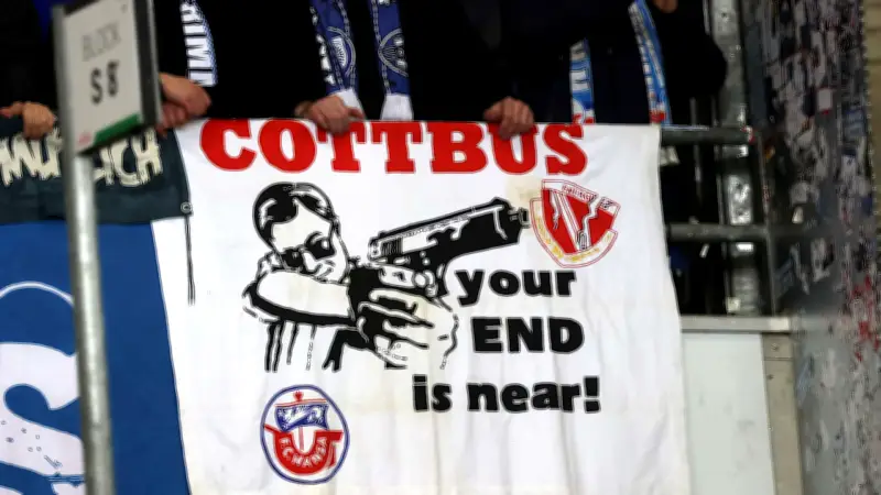 Vor Ost-Derby: Hansa-Fans provozieren mit Waffen-Banner – Energie Cottbus kontert auf Instagram