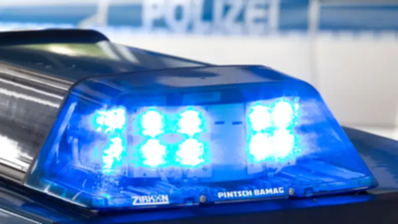 Vorderachse bricht auf Hagenower Chaussee: Zwei Verletzte nach spektakulärem Unfall in Schwerin