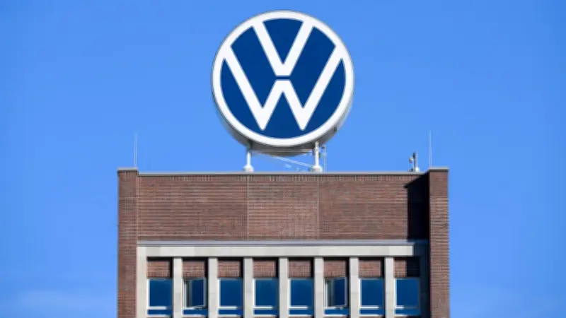 VW-Wolfsburg: Mitarbeiter bangen um Jobs nach Gewinneinbruch und Stellenabbau