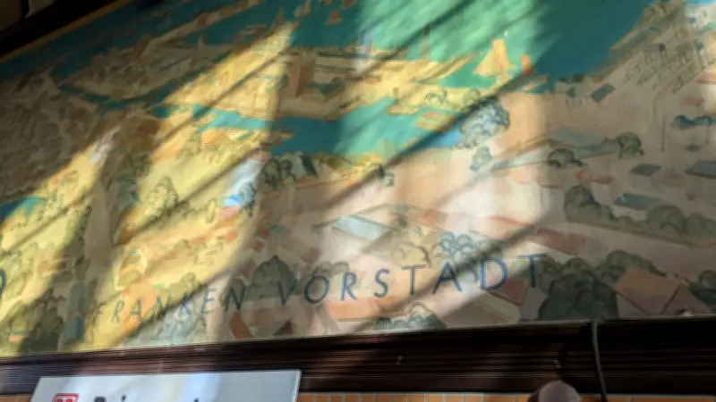 Wandbilder im Stralsunder Hauptbahnhof: Ein künstlerisches Willkommen für Rügen-Reisende