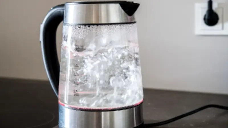 Warmwasserausfall in Neubrandenburg: Mieter müssen seit Wochen Wasser kochen