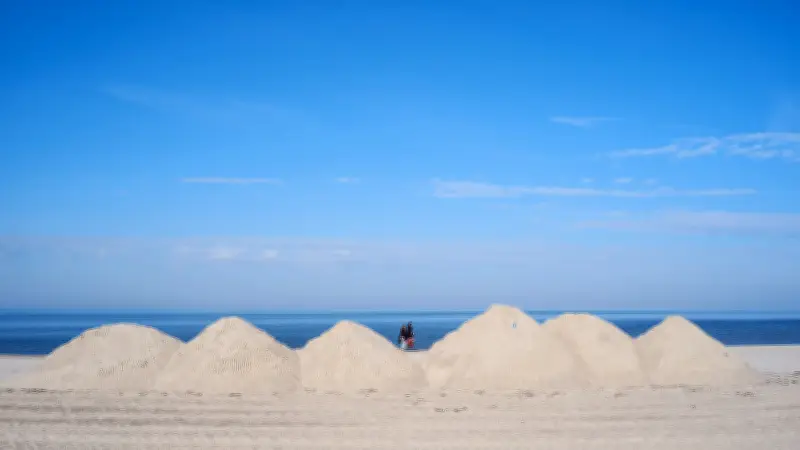 Warnemünde rüstet sich für die Strandsaison: Sandverteilung und neue Technik im Einsatz