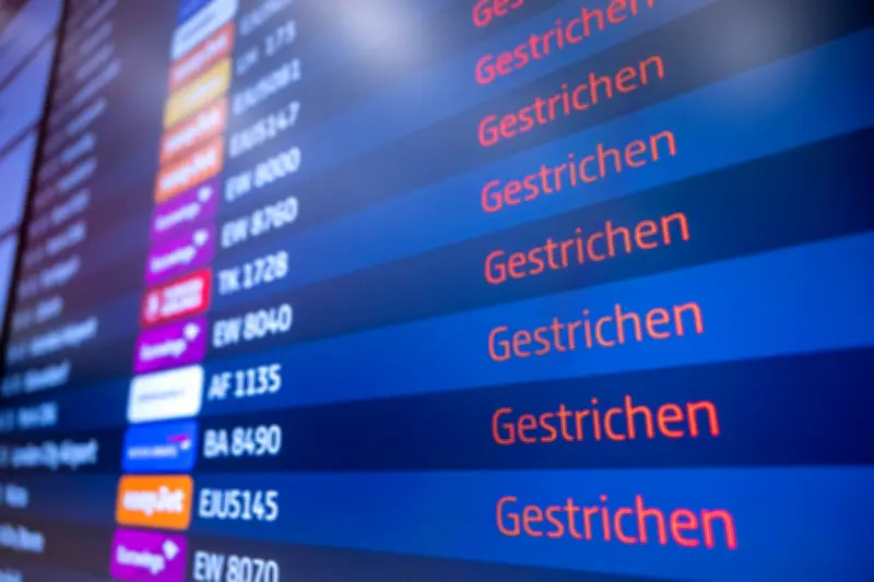Warnstreik am BER: Fluggastrechte bei kompletten Flugausfällen - Umbuchung oder Rückerstattung?