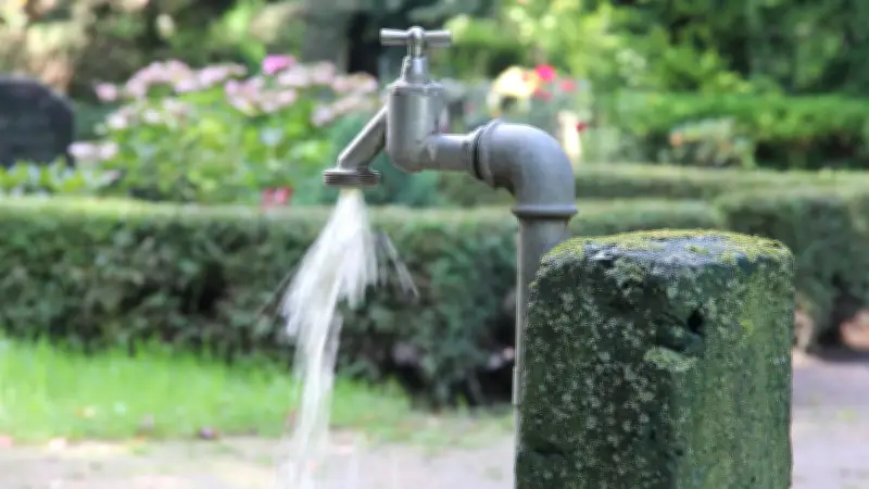 Wasser marsch auf dem Warener Friedhof: Versorgung startet früher als geplant
