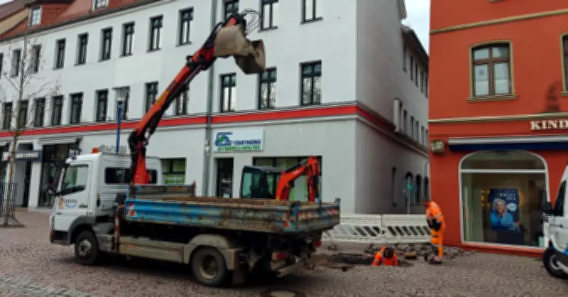 Wasserrohrbruch auf Bitterfelder Marktplatz: Midewa mit schwerem Gerät im Einsatz