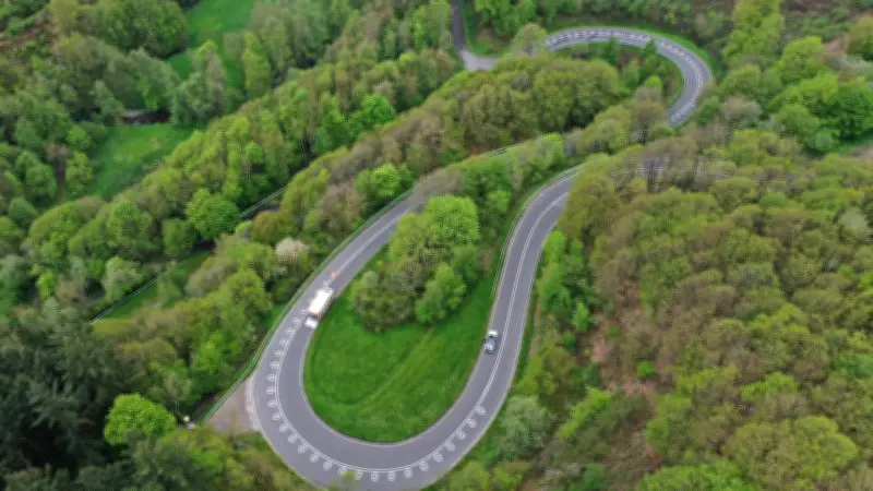 Weiße Kreise auf Straßen retten Motorradfahrer-Leben in der Eifel