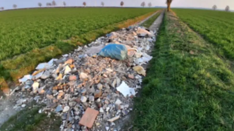 Weißenfels: Wiederholungstäter entsorgt illegal Bauabfälle in der Landschaft