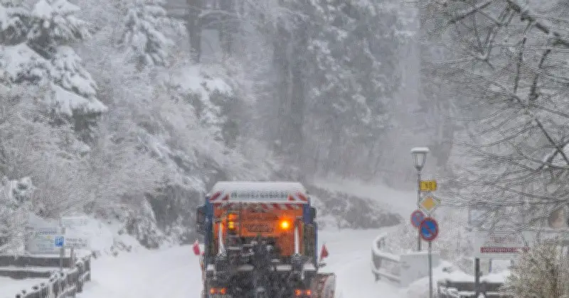 Winterchaos in Bayern: Glätte führt zu schweren Unfällen und Diesel-Havarie auf A8