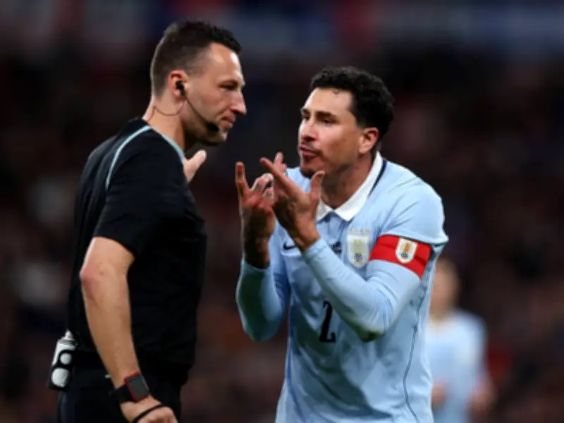 Wirbel um deutschen Schiedsrichter: Zwei Gelbe Karten ohne Platzverweis?