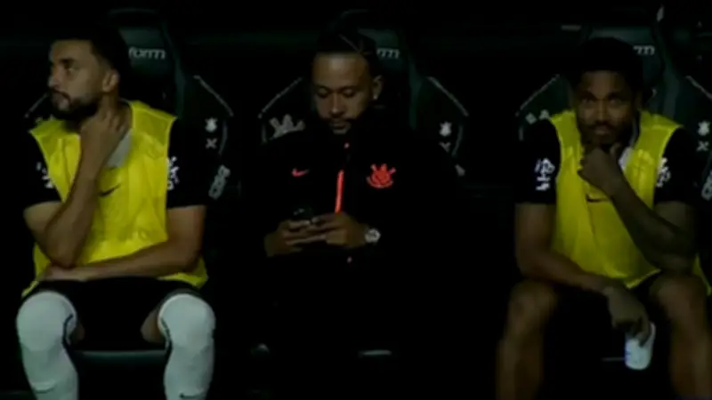 Wirbel um Memphis Depay: Star wird mit Handy auf der Ersatzbank erwischt