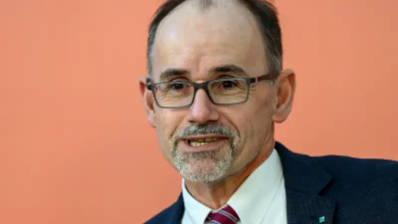 Wirtschaftsminister Blank bei schwerem A20-Unfall lebensgefährlich verletzt