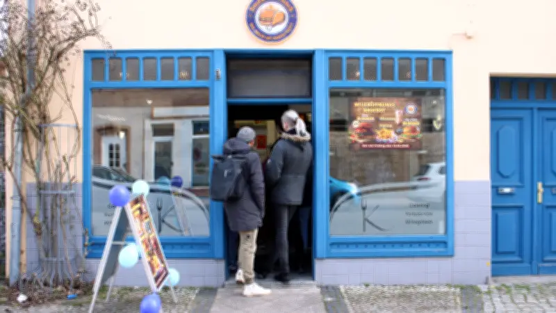 Wittenberge: Neuer Burger-Imbiss "Smash & Crunch" eröffnet mit großem Andrang