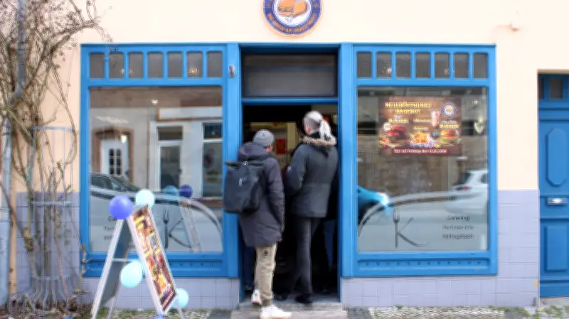 Wittenberge: Neuer Burger-Laden 'Smash & Crunch' eröffnet mit langen Warteschlangen