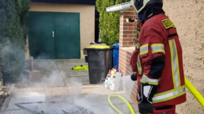 Wohnungsbrand in Dessau: Feuerwehr löscht mehrere Brandstellen - Bewohnerin gerettet