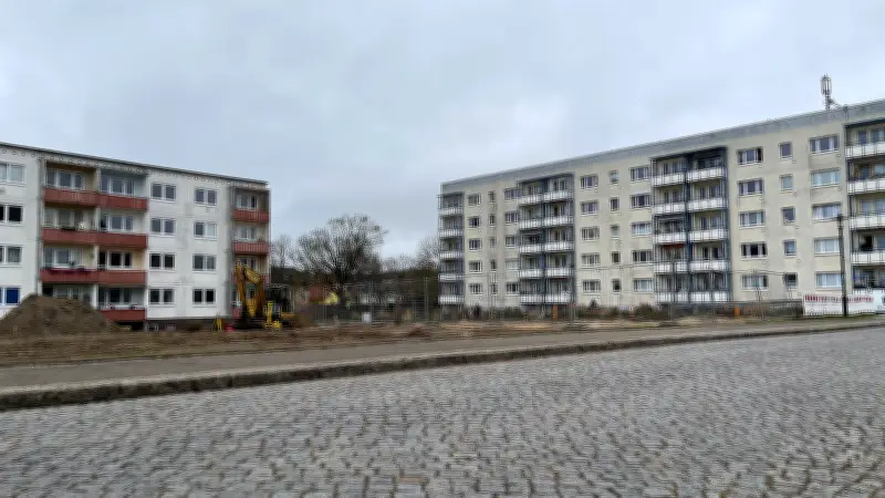 Woldegk entscheidet über DDR-Wohnblöcke: Abriss oder Sanierung im Fokus