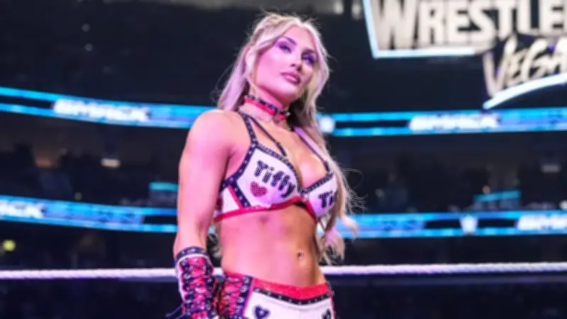 WWE-Star Tiffany Stratton enthüllt skurrile Fan-Wünsche: „Keine Fußfotos!“