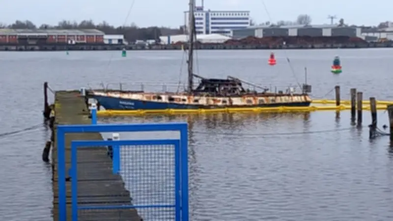 Yacht-Brand in Rostock-Langenort: 70 Einsatzkräfte kämpfen gegen Flammen