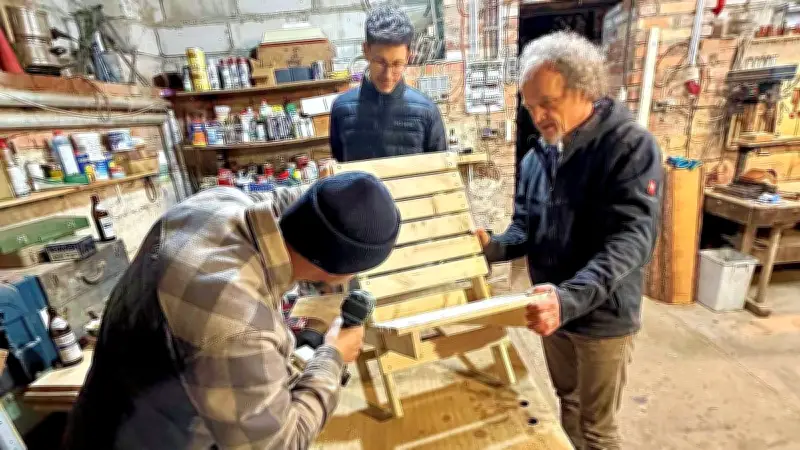 Zappendorfer Nachbarschaft baut Klappstühle für gemeinsame Wanderungen