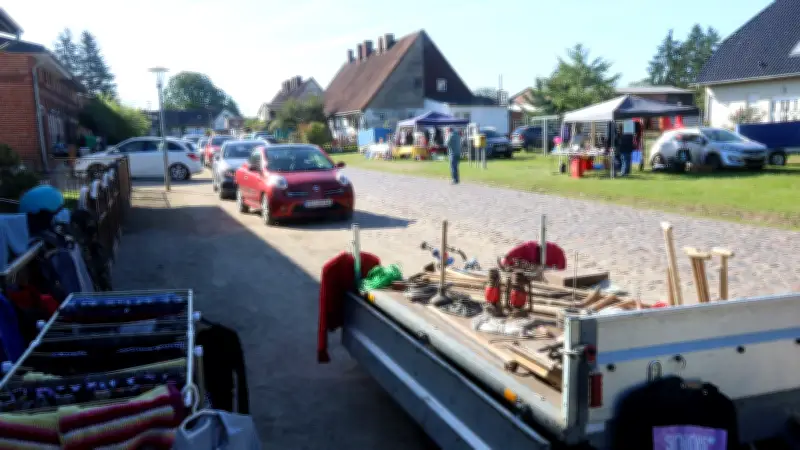 Zarrenthin startet Flohmarkt-Saison: Trödelmeile stärkt Dorfgemeinschaft