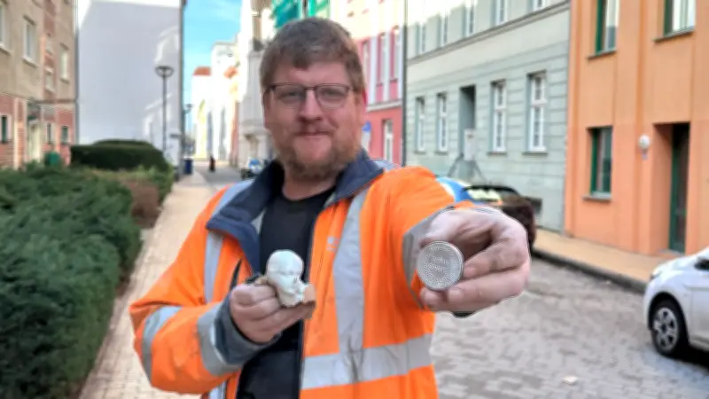 Zeitkapsel in Rostocker Keller: Bauarbeiter entdecken NS-Kondom und historische Artefakte