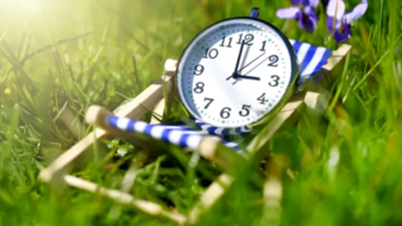Zeitumstellung 2026: Sommerzeit beginnt früher - Gesundheitliche Folgen und EU-Debatte
