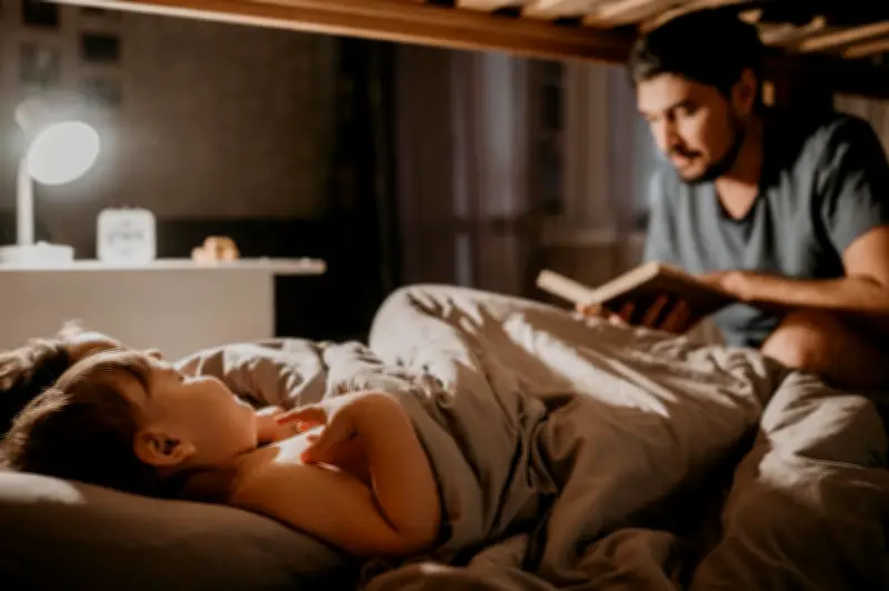 Zeitumstellung und Kinder: Wie Eltern bei zäher Einschlafbegleitung entspannt bleiben