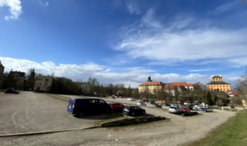 Zeitzer Schlosspark-Parkplatz: Bürgerbefragung zur Umgestaltung löst kontroverse Debatte aus
