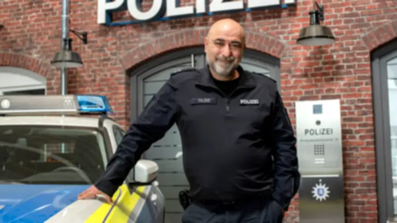 Özgür Karadeniz wird neuer Polizist im Großstadtrevier: „Im TV gibt es genauso viele Flaschen wie am Theater“