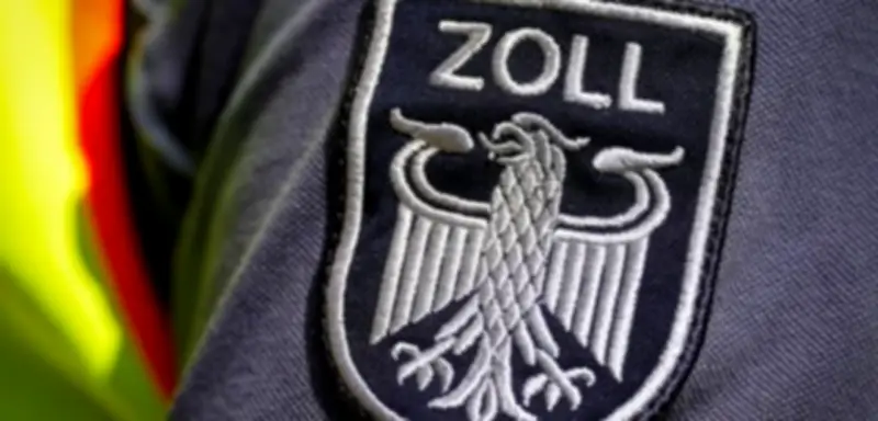 Zoll am Flughafen Leipzig-Halle beschlagnahmt Elefantenstoßzahn und Nashorn-Horn