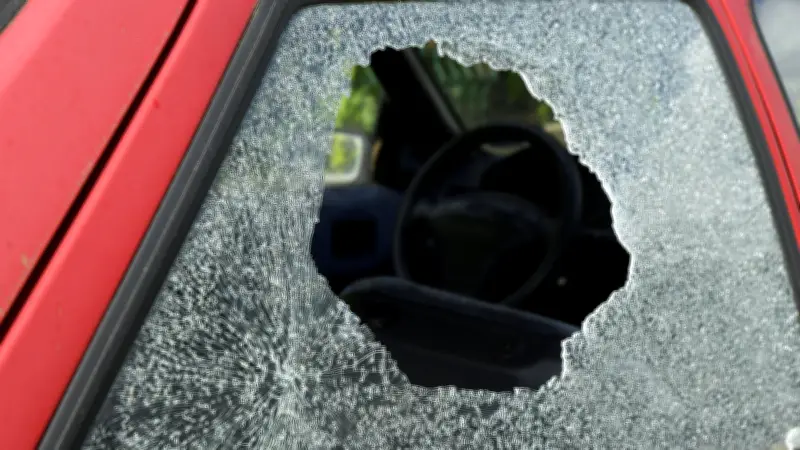 Zwei Autos in Langenweddingen aufgebrochen: Täter hinterlassen Sonnenbrille als kuriose Spur